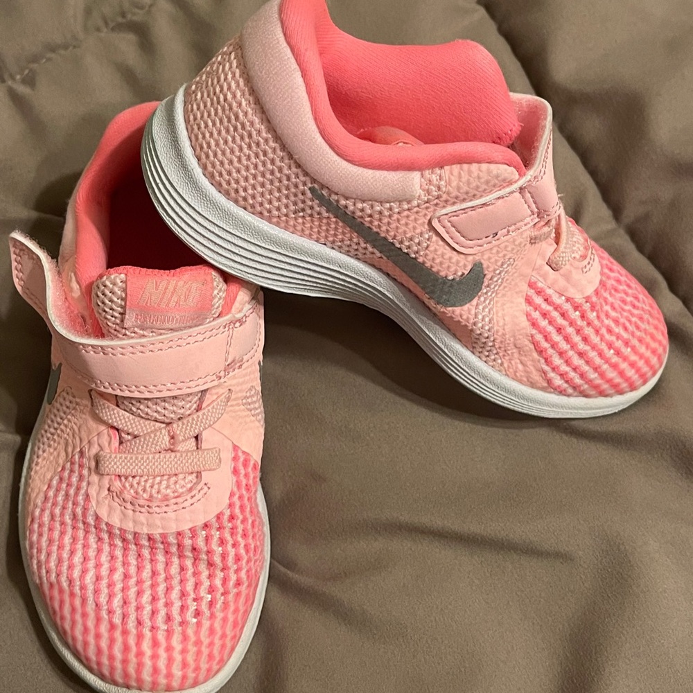 Toddler girls Nike sneakers
